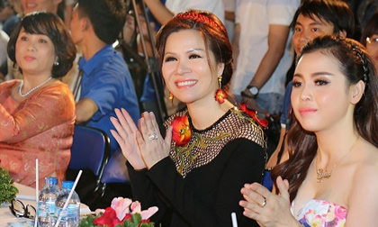 Hoa hậu Bùi Thị Hà sang trọng và đầy thần thái khi làm giám khảo