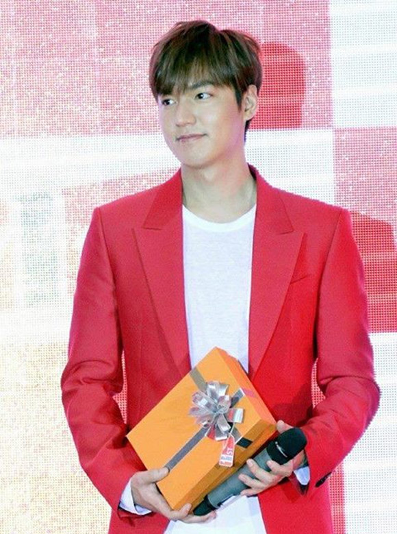 Lee Min Ho diện áo vest đỏ tại sự kiện 1