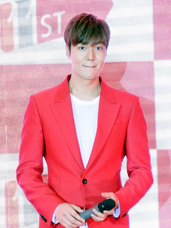 Lee Min Ho diện áo vest đỏ tại sự kiện 2