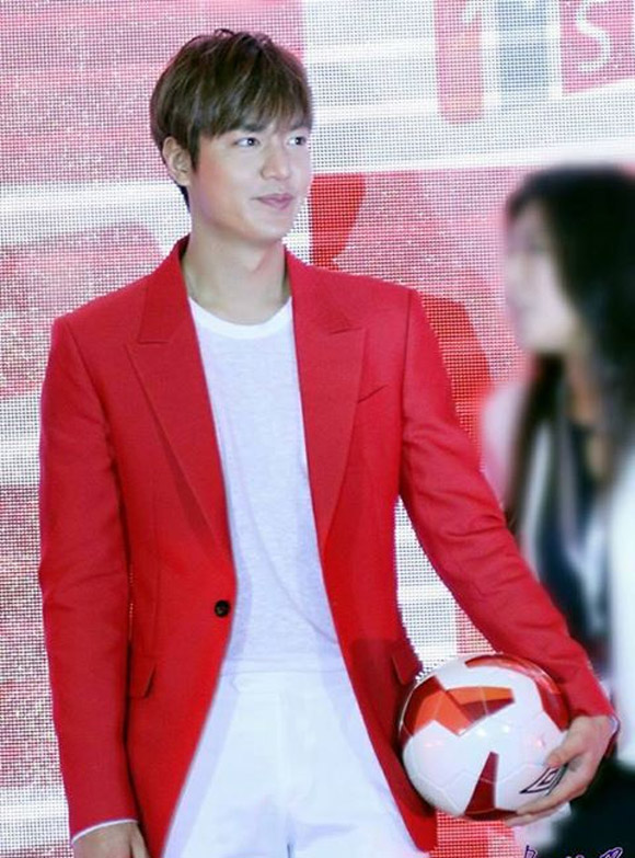 Lee Min Ho diện áo vest đỏ tại sự kiện 3