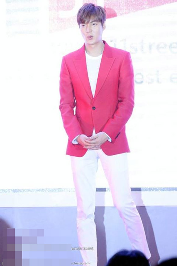 Lee Min Ho diện áo vest đỏ tại sự kiện 4