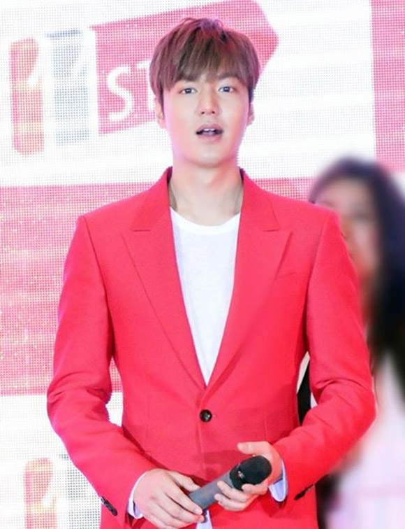Lee Min Ho diện áo vest đỏ tại sự kiện 5