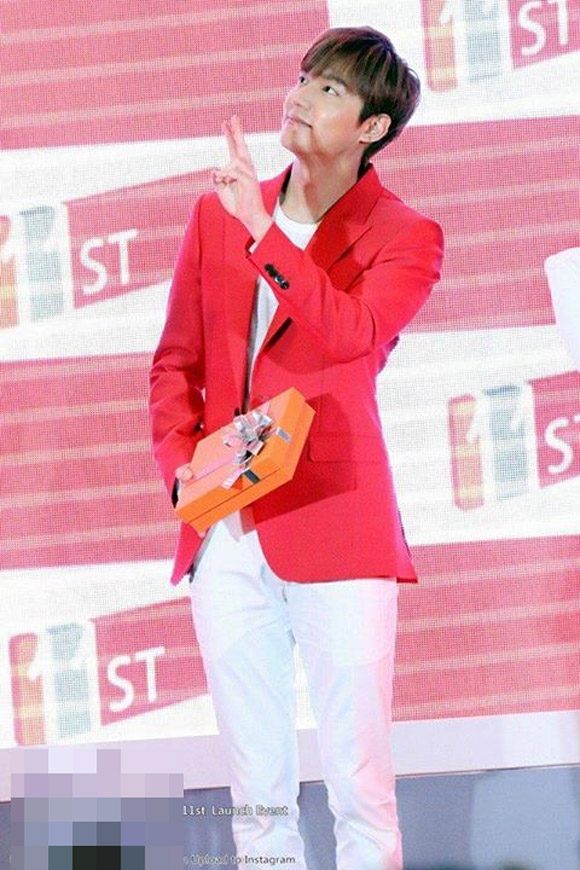 Lee Min Ho diện áo vest đỏ tại sự kiện 6