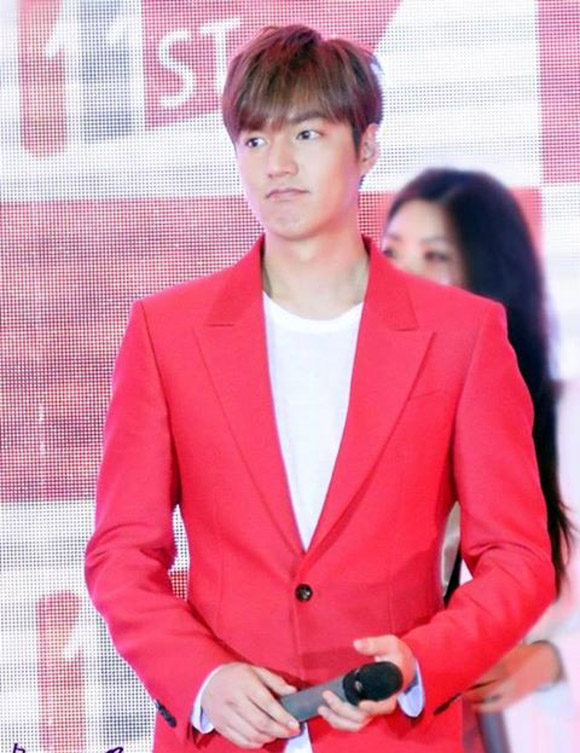 Lee Min Ho diện áo vest đỏ tại sự kiện 7
