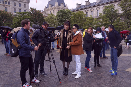 gô Nhật Huy và Thúy Ngân được đài truyền hình Pháp phỏng vấn 3