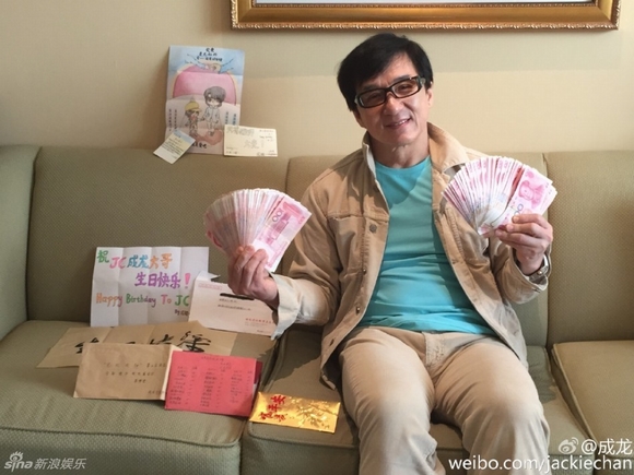 Thành Long khoe được fan tặng tiền mừng sinh nhật phủ kín sofa 1