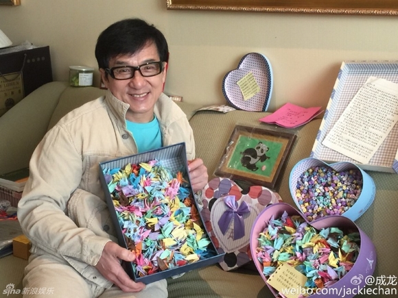 Thành Long khoe được fan tặng tiền mừng sinh nhật phủ kín sofa 2
