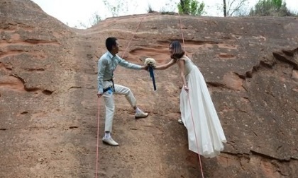 Cặp đôi đu mình trên vách núi để chụp ảnh cưới độc đáo