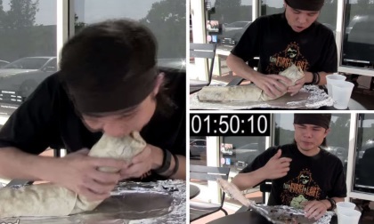 Kinh ngạc chàng trai ăn 2 kg bánh chỉ hơn 1 phút