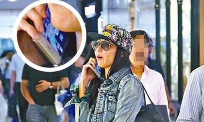 Trương Bá Chi 'muối mặt' vì cầm ngược điện thoại nơi công cộng
