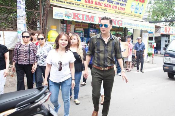 Đàm Vĩnh Hưng dùng tiền phúng điếu ông ngoại làm từ thiện 1 Đàm Vĩnh Hưng dùng tiền phúng điếu ông ngoại làm từ thiện 1