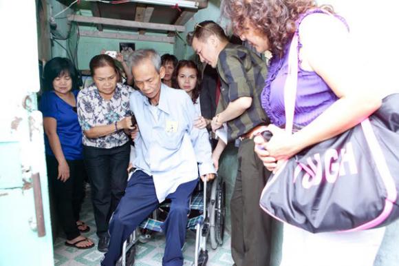 Đàm Vĩnh Hưng dùng tiền phúng điếu ông ngoại làm từ thiện 4