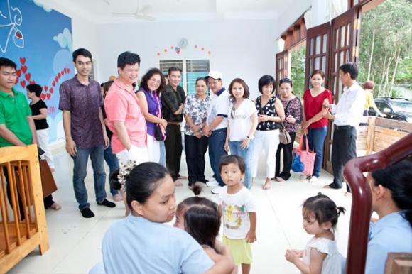 Đàm Vĩnh Hưng dùng tiền phúng điếu ông ngoại làm từ thiện 8