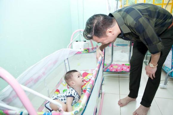 Đàm Vĩnh Hưng dùng tiền phúng điếu ông ngoại làm từ thiện 9
