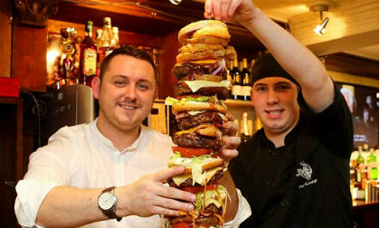 Bánh hamburger cao 0,7m kỷ lục
