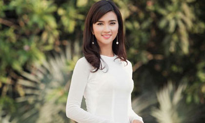 Kim Tuyến duyên dáng với áo dài trắng tinh khôi