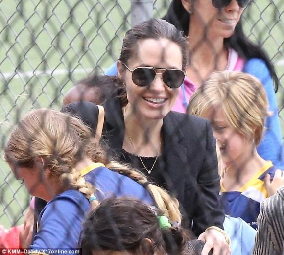 Angelina Jolie đưa các con đi chơi bóng 5