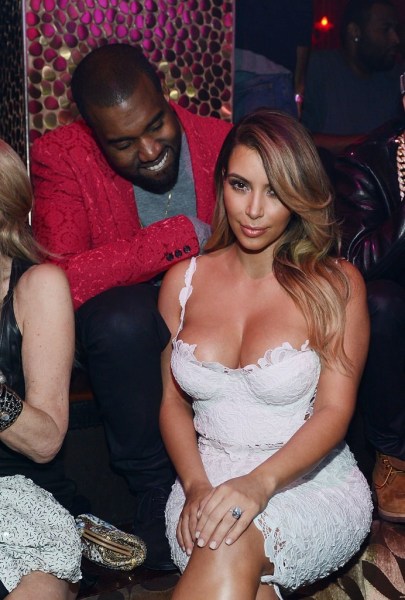 Kim Kardashian khiến chồng mê mẩn 17