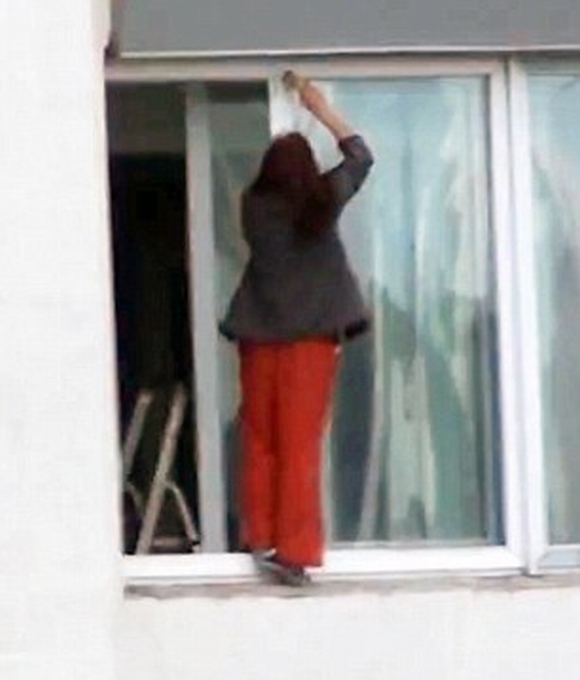 Người phụ nữ 'treo mình' trên tầng 9 của tòa nhà để lau kính gây sốc 3