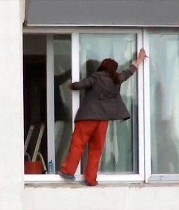 Người phụ nữ 'treo mình' trên tầng 9 của tòa nhà để lau kính gây sốc 2