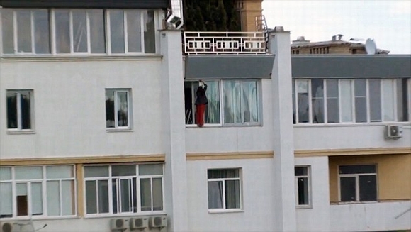 Người phụ nữ 'treo mình' trên tầng 9 của tòa nhà để lau kính gây sốc 1
