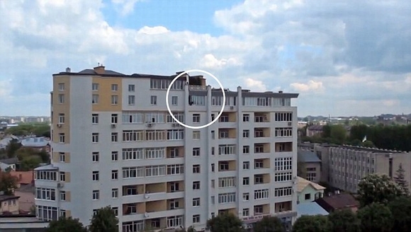 Người phụ nữ 'treo mình' trên tầng 9 của tòa nhà để lau kính gây sốc 0