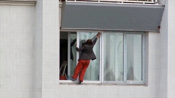 Người phụ nữ 'treo mình' trên tầng 9 của tòa nhà để lau kính gây sốc 4