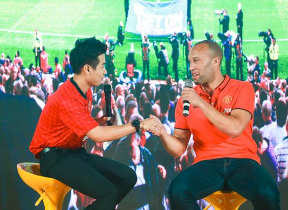 Nguyên Khang hào hứng giao lưu cùng danh thủ Mikael Silvestre 2