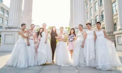 Sinh viên nam mặc váy cưới chụp ảnh kỷ yếu tốt nghiệp gây sốt cộng đồng