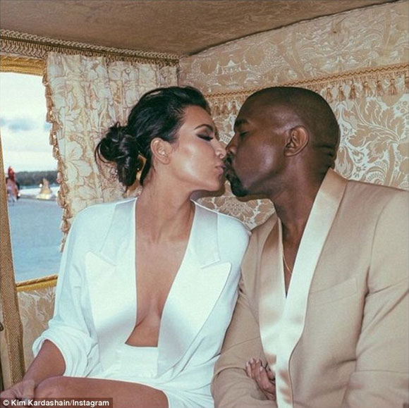 Kim Kardashian tiết lộ ảnh tiệc cưới xa hoa 1 năm trước 2