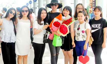 Thanh Hằng được fan hâm mộ vây kín tại sân bay Đà Nẵng 