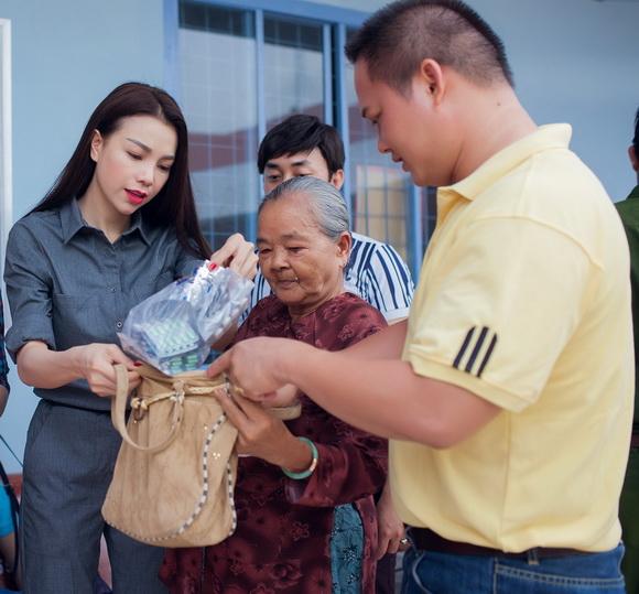 Trà Ngọc Hằng làm từ thiện 5