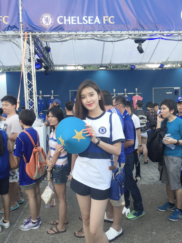 Huyền My hội ngộ fan Chelsea 9