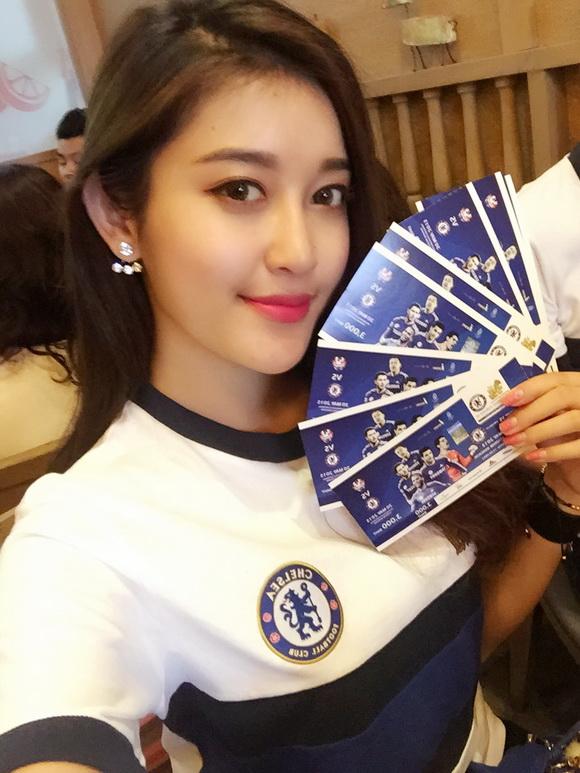 Huyền My hội ngộ fan Chelsea 4