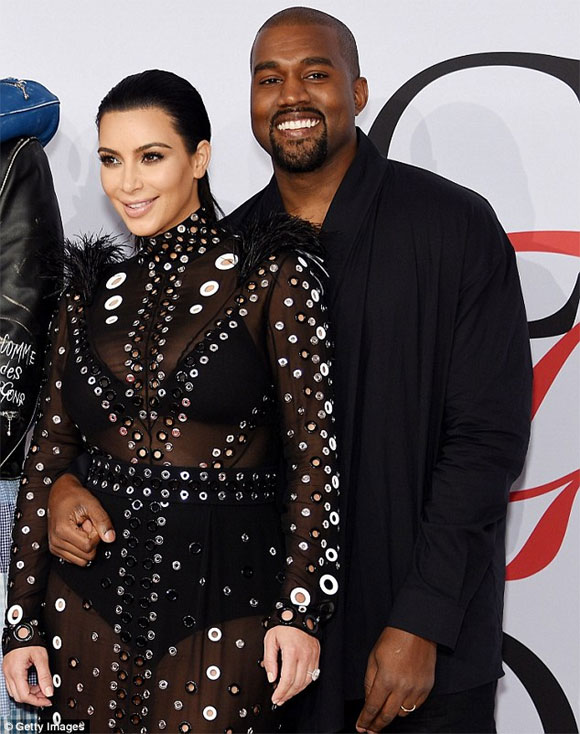 Kim Kardashian khoe đường cong với váy xuyên thấu 1
