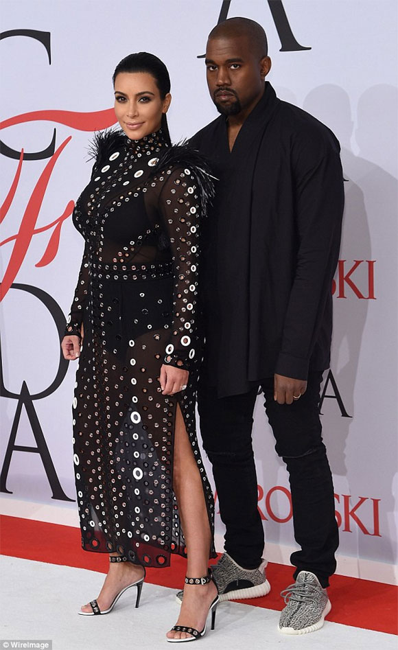 Kim Kardashian khoe đường cong với váy xuyên thấu 10