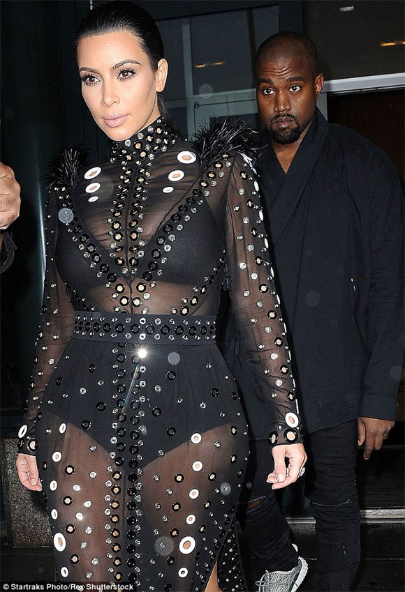 Kim Kardashian khoe đường cong với váy xuyên thấu 12