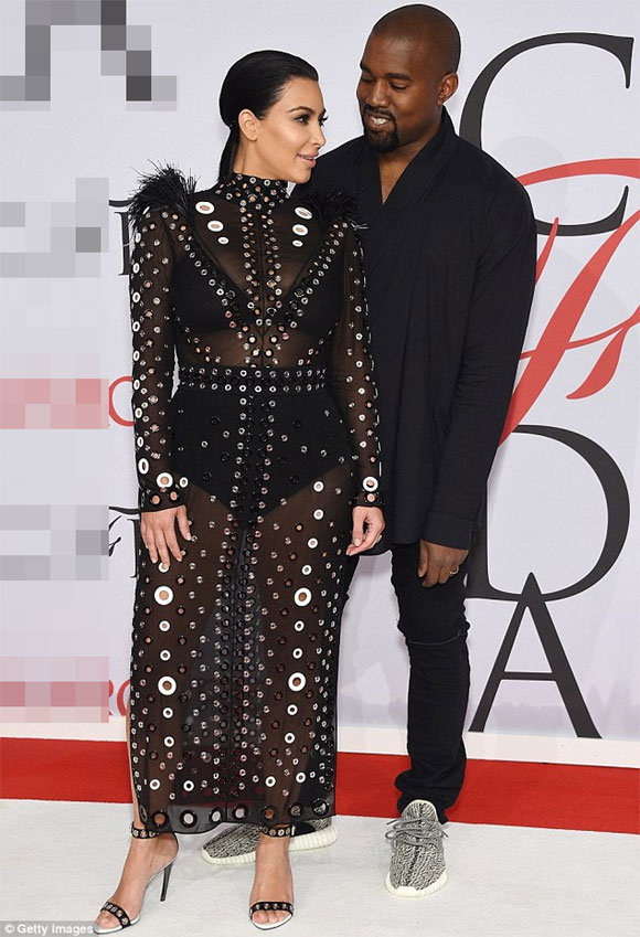 Kim Kardashian khoe đường cong với váy xuyên thấu 2