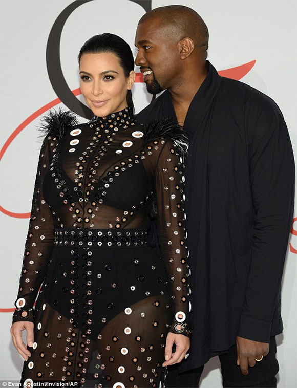 Kim Kardashian khoe đường cong với váy xuyên thấu 4
