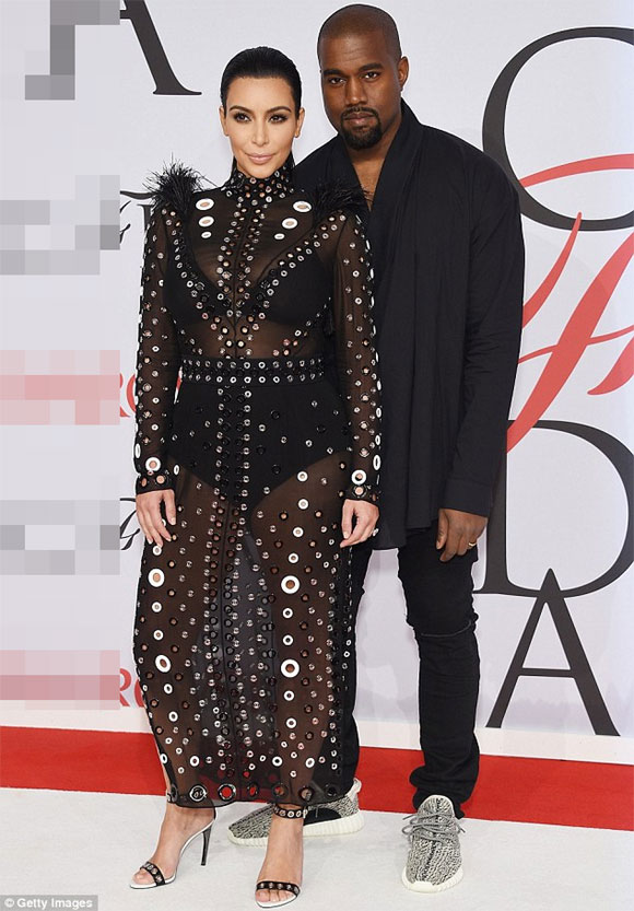 Kim Kardashian khoe đường cong với váy xuyên thấu 6