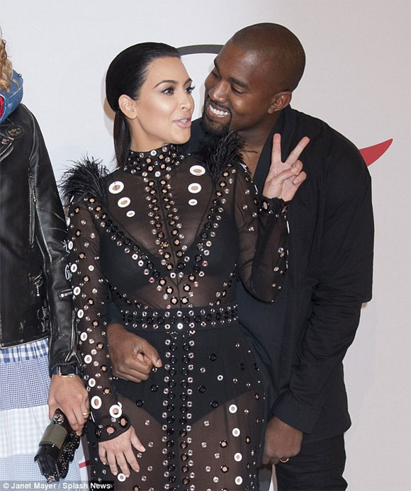 Kim Kardashian khoe đường cong với váy xuyên thấu 7