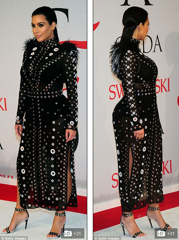 Kim Kardashian khoe đường cong với váy xuyên thấu 8