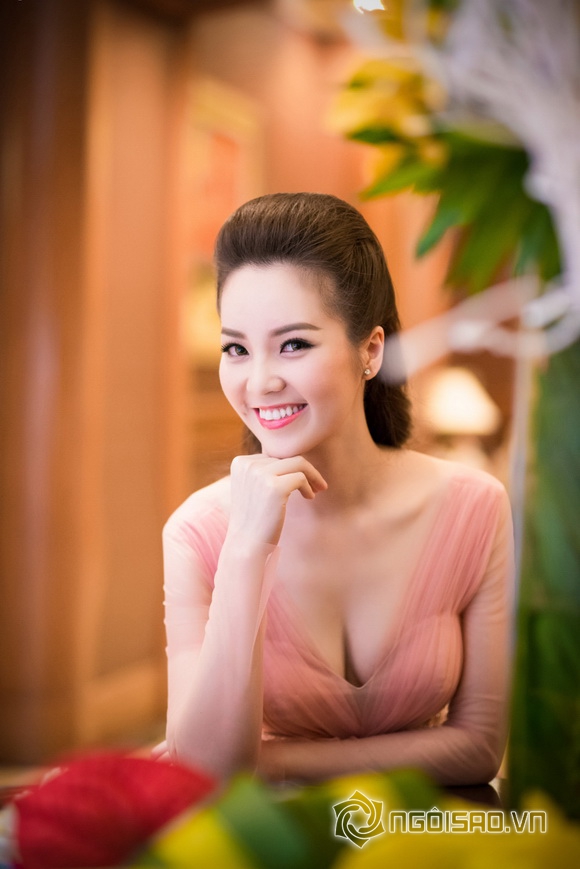 thuy-van-dep-tua-trang-ram-7resize-ngoisao.vn.stamp2.jpg