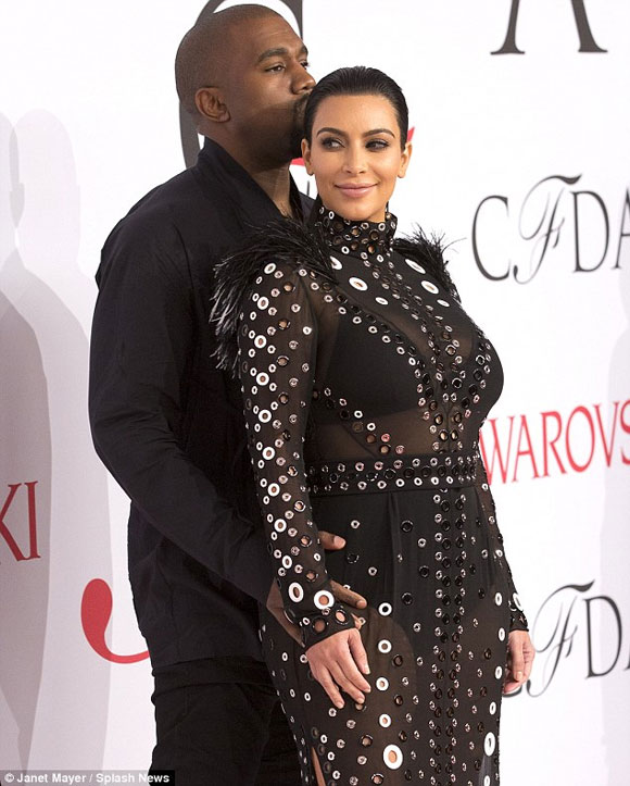 Rộ tin Kim Kardashian mang song thai với Kanye West 1