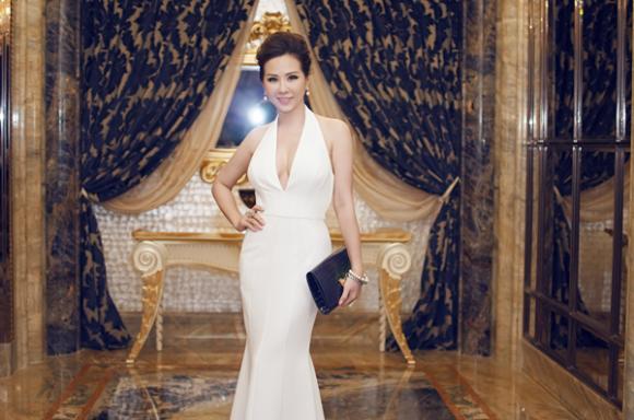 Hoa hậu Thu Hoài diện đầm hở ngực gợi cảm bên Mr Đàm  0
