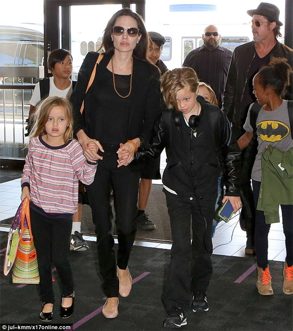Đại gia đình Angelina Jolie gây huyên náo sân bay LAX 1