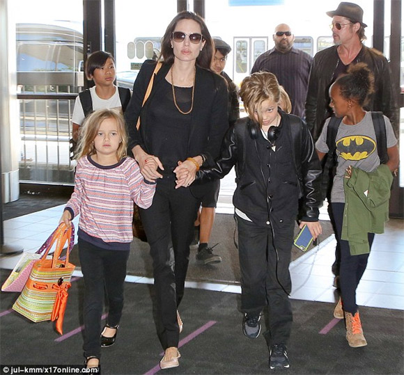 Đại gia đình Angelina Jolie gây huyên náo sân bay LAX 10