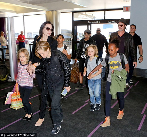 Đại gia đình Angelina Jolie gây huyên náo sân bay LAX 11