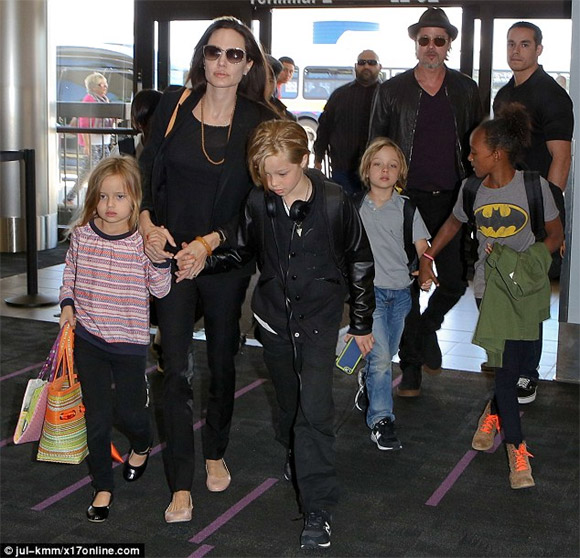 Đại gia đình Angelina Jolie gây huyên náo sân bay LAX 13