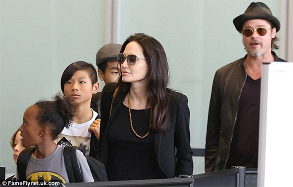 Đại gia đình Angelina Jolie gây huyên náo sân bay LAX 14